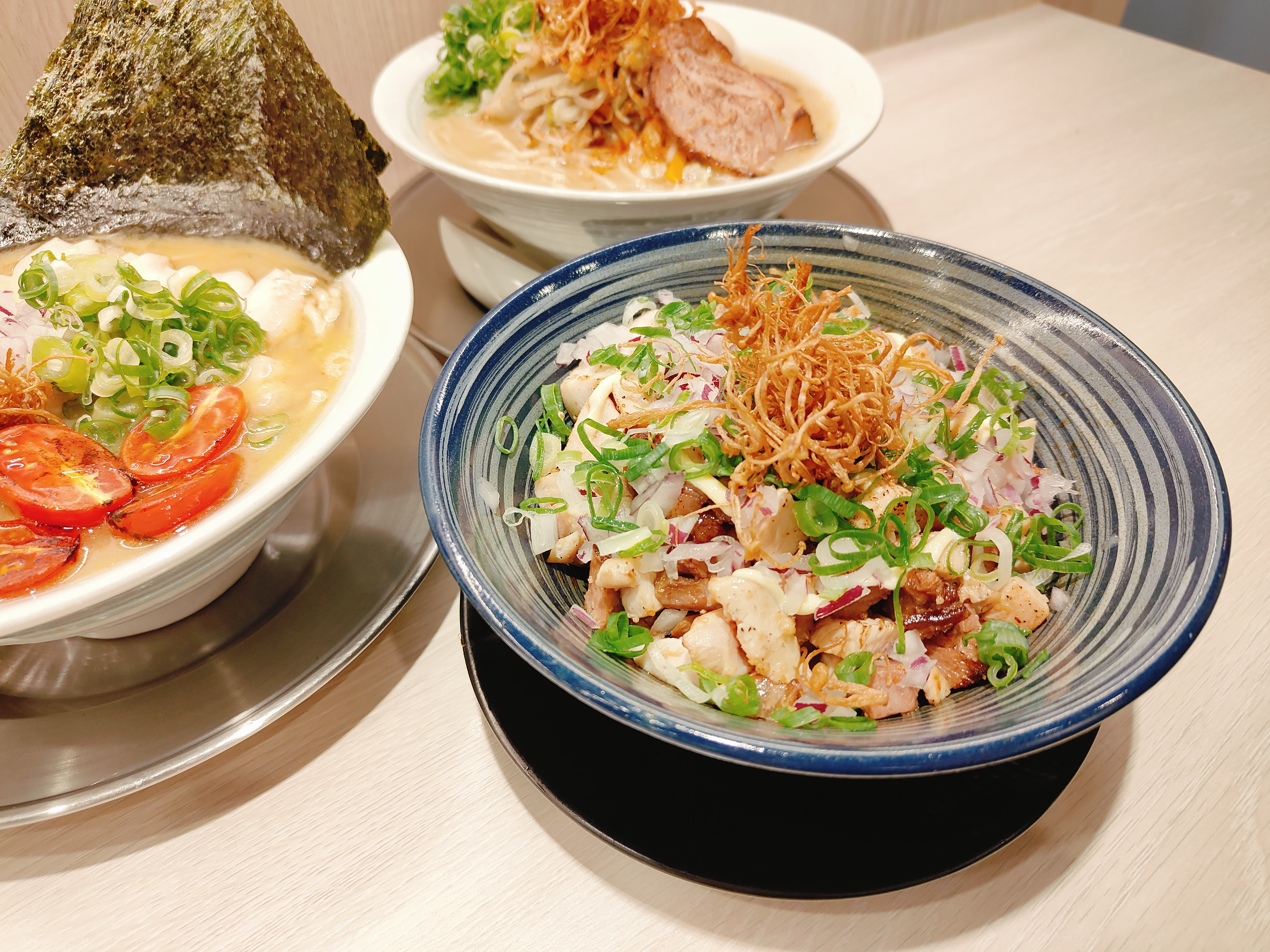 (新北板橋美食)麵屋饗，環境寬敞舒適，拉麵可客製湯頭與麵條，