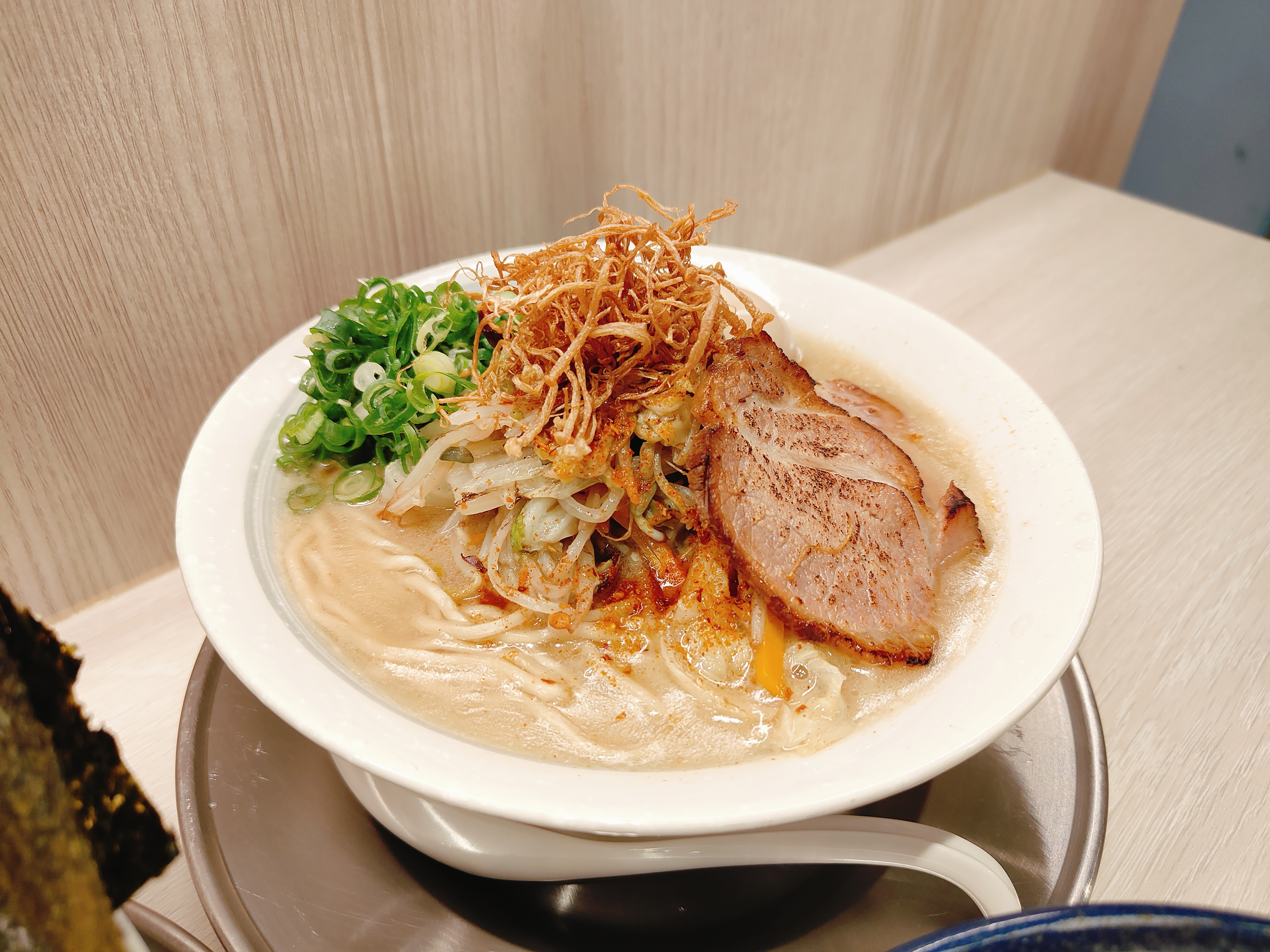 (新北板橋美食)麵屋饗，環境寬敞舒適，拉麵可客製湯頭與麵條，
