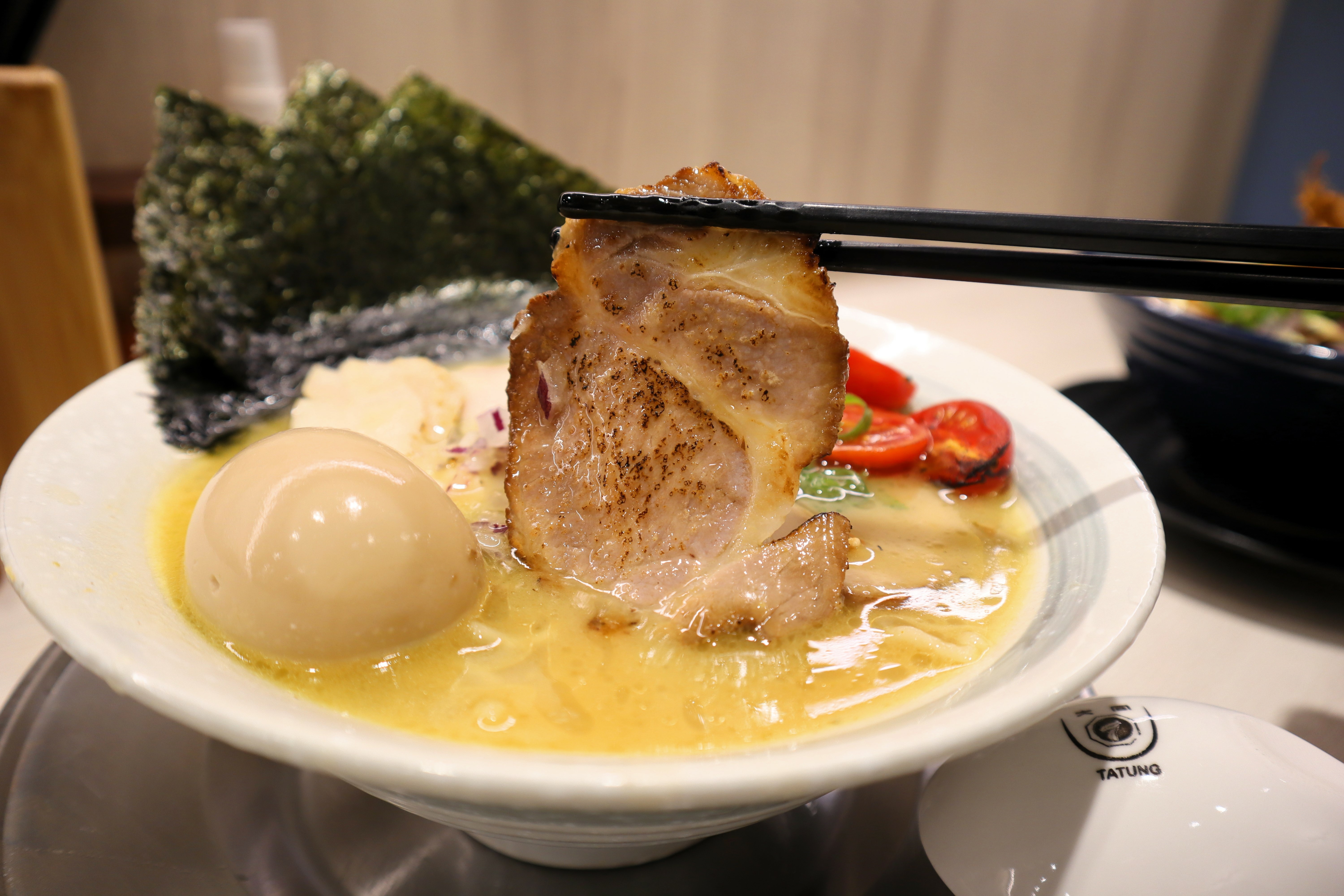 (新北板橋美食)麵屋饗，環境寬敞舒適，拉麵可客製湯頭與麵條，