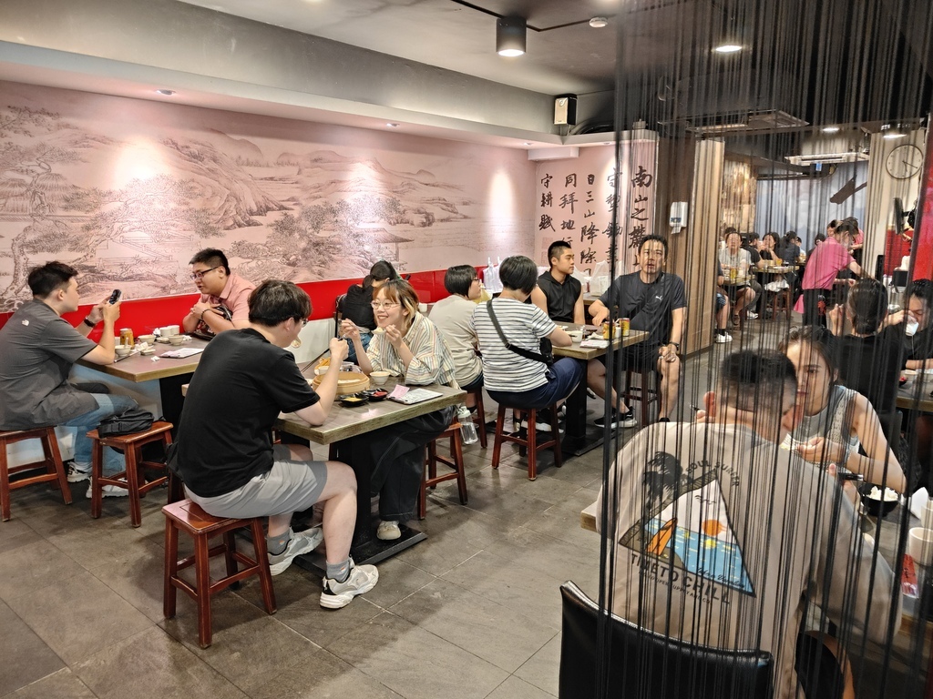 (台北松山餐廳)犂園湯包館，不少外國觀光客的小籠湯包首選，湯