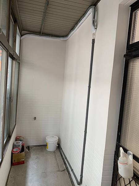 排水管直接排到陽台.jpg