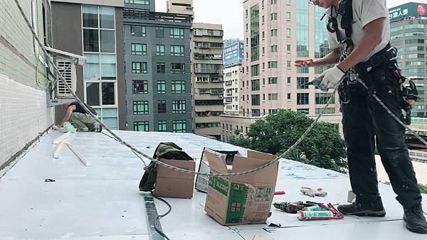 如何處理採光罩、鋁板雨遮交接處的漏水問題 (1).jpg